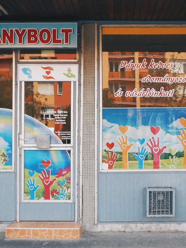 Képek az Egyesületünk adományboltjából